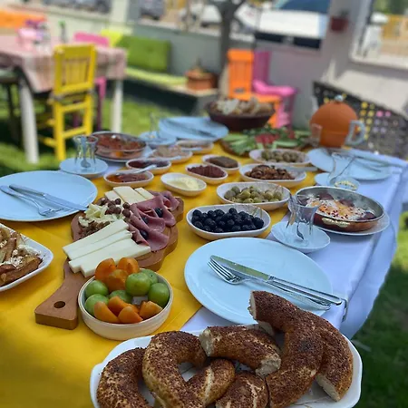 Neseli Bahce Cafe Aparthotel