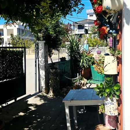 公寓式酒店 Neseli Bahce Cafe 塞费里希萨尔